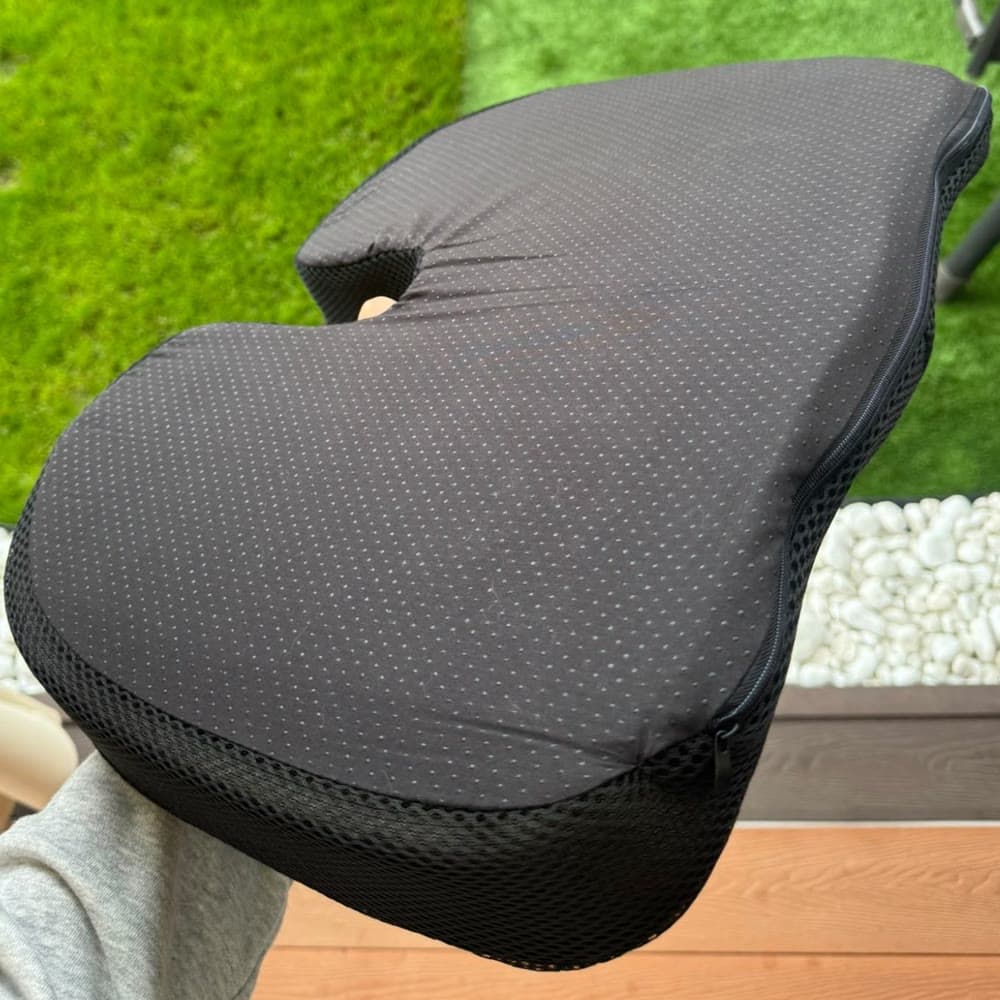 The underside, with non-slip dots and the cover zip